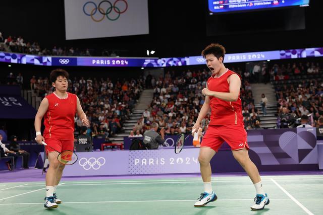 羽毛球女双闪耀巴黎奥运：刘圣书/谭宁2-0胜美国组合