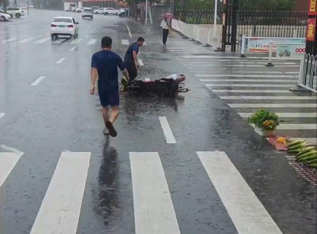 消防员处理完排水警情又救摔倒老人 雨中温情一幕