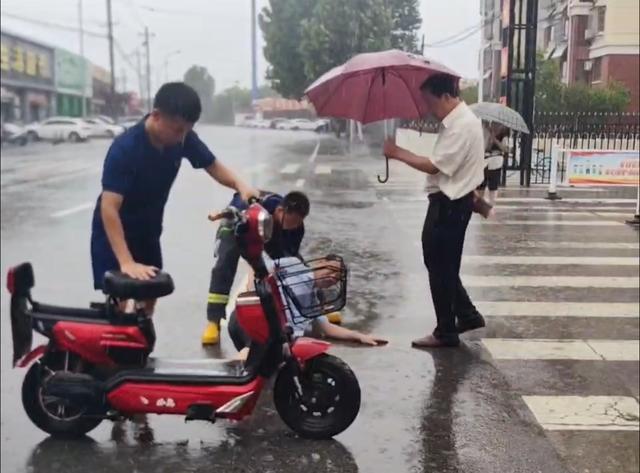 消防员处理完排水警情又救摔倒老人 雨中温情一幕