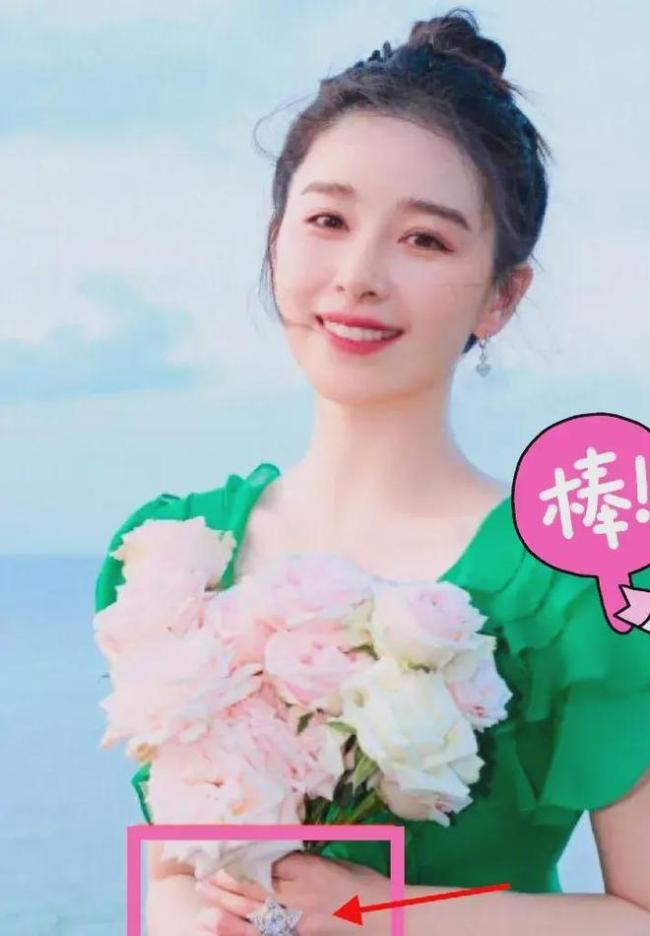 阚清子与未婚夫前后走机场 低调出行显默契