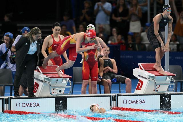 女子自由泳4x200米接力 中国队获铜牌 刷新亚洲纪录