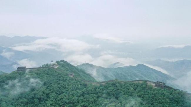 北京上空出现平流雾景观 长城云海如梦如幻