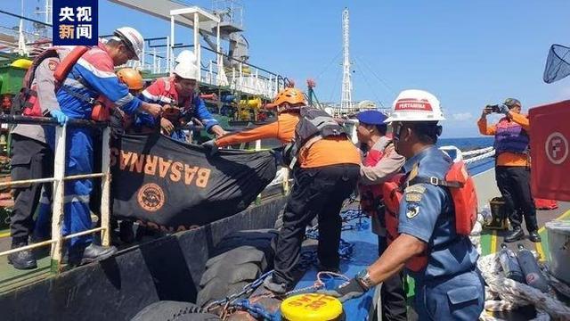 印尼巴厘岛海域一油轮起火后沉没