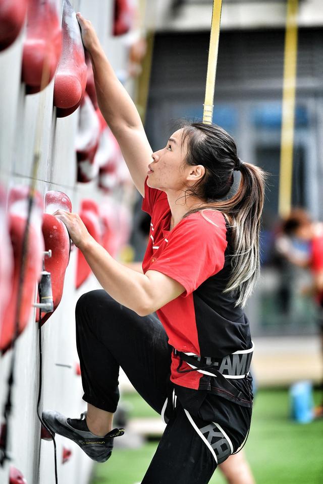 邓丽娟获奥运攀岩女子速度赛银牌 中国新星闪耀巴黎