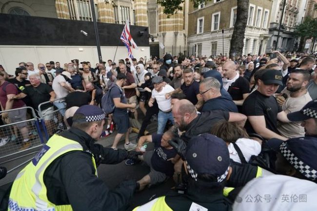 英多地发生骚乱 唐宁街被扔燃烧瓶 难民争议引爆街头冲突