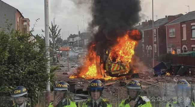 英多地发生骚乱 唐宁街被扔燃烧瓶 难民争议引爆街头冲突