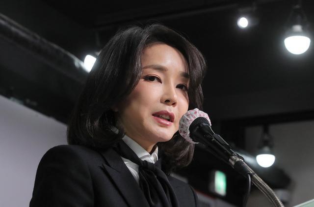 调查韩国总统夫人的反腐官员身亡