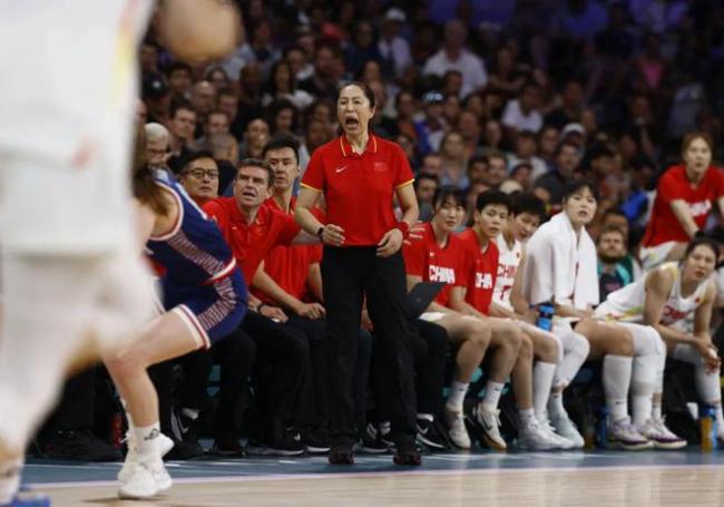 2019年夏天库里在训练营和一群天赋异禀的高中生一起训练 球星与未来之星共舞